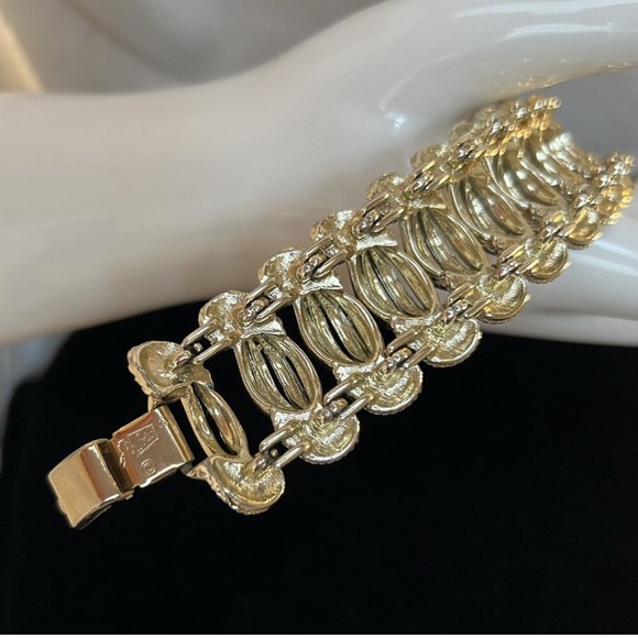 VINTAGE CORO GOLD PLATED SIGNED BRACELET - Picture 7 of 8